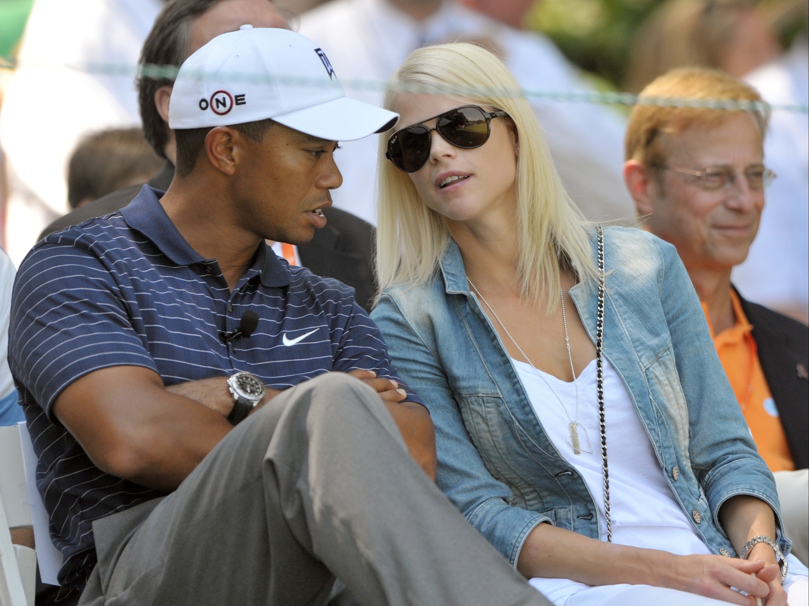 Woods’ wife smashed window to free him